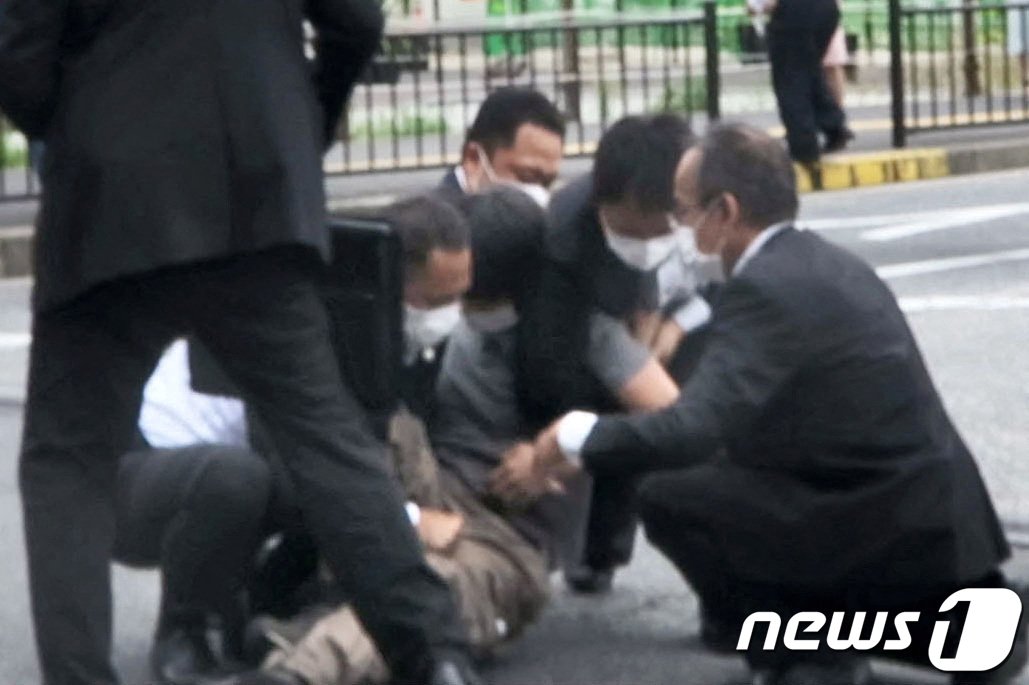 본문 이미지 - 아베 신조(安倍晋三) 전 일본 총리가 8일 일본 서부 나라시에서 선거 유세 도중 총격을 맞고 쓰러진 가운데, 용의자가 현장에서 제압당하고 있다. 2022.07.08 ⓒ 로이터=뉴스1 ⓒ News1 이유진 기자