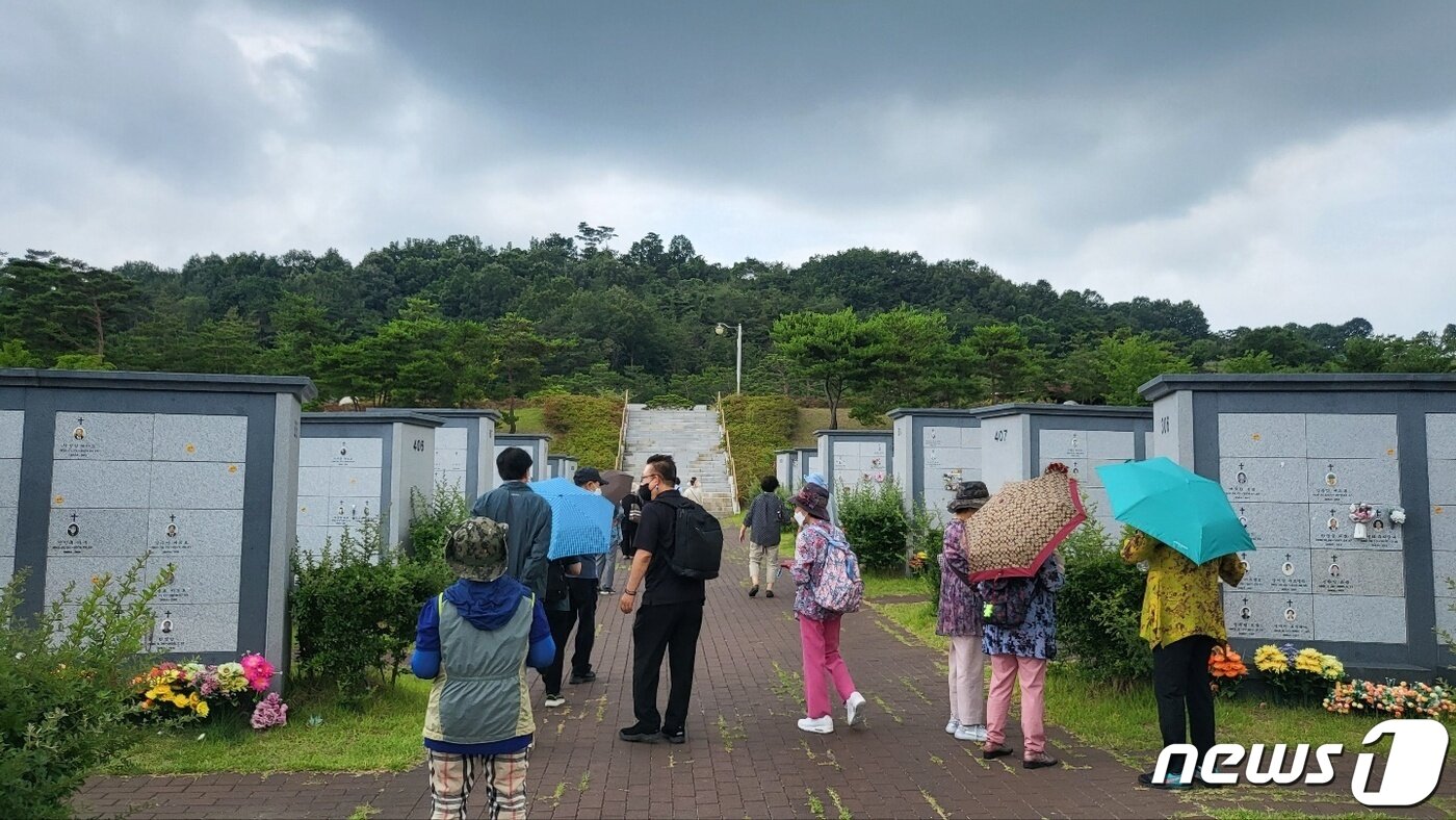 본문 이미지 - '제4기 귀천 준비학교' 어르신들은 8일 가톨릭군위묘원에서 현장견학을 하고 있다. 2022.7.8/뉴스1 ⓒ News1 이성덕 기자