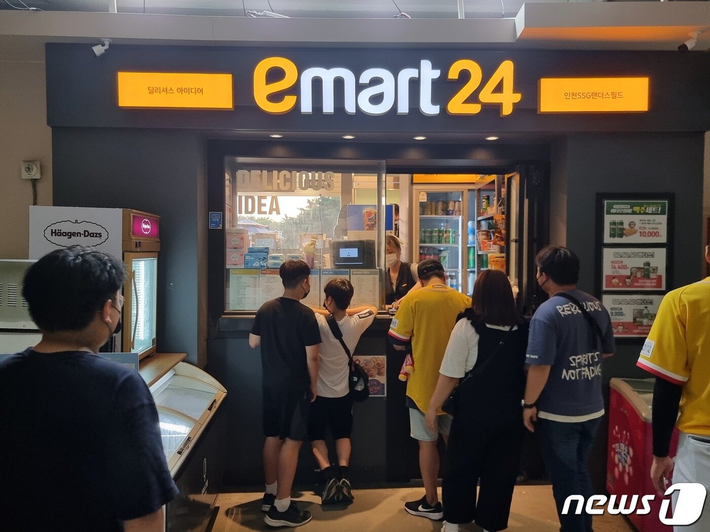 본문 이미지 - 5일 인천 SSG랜더스필드 내 이마트24.ⓒ 뉴스1 이상학 기자