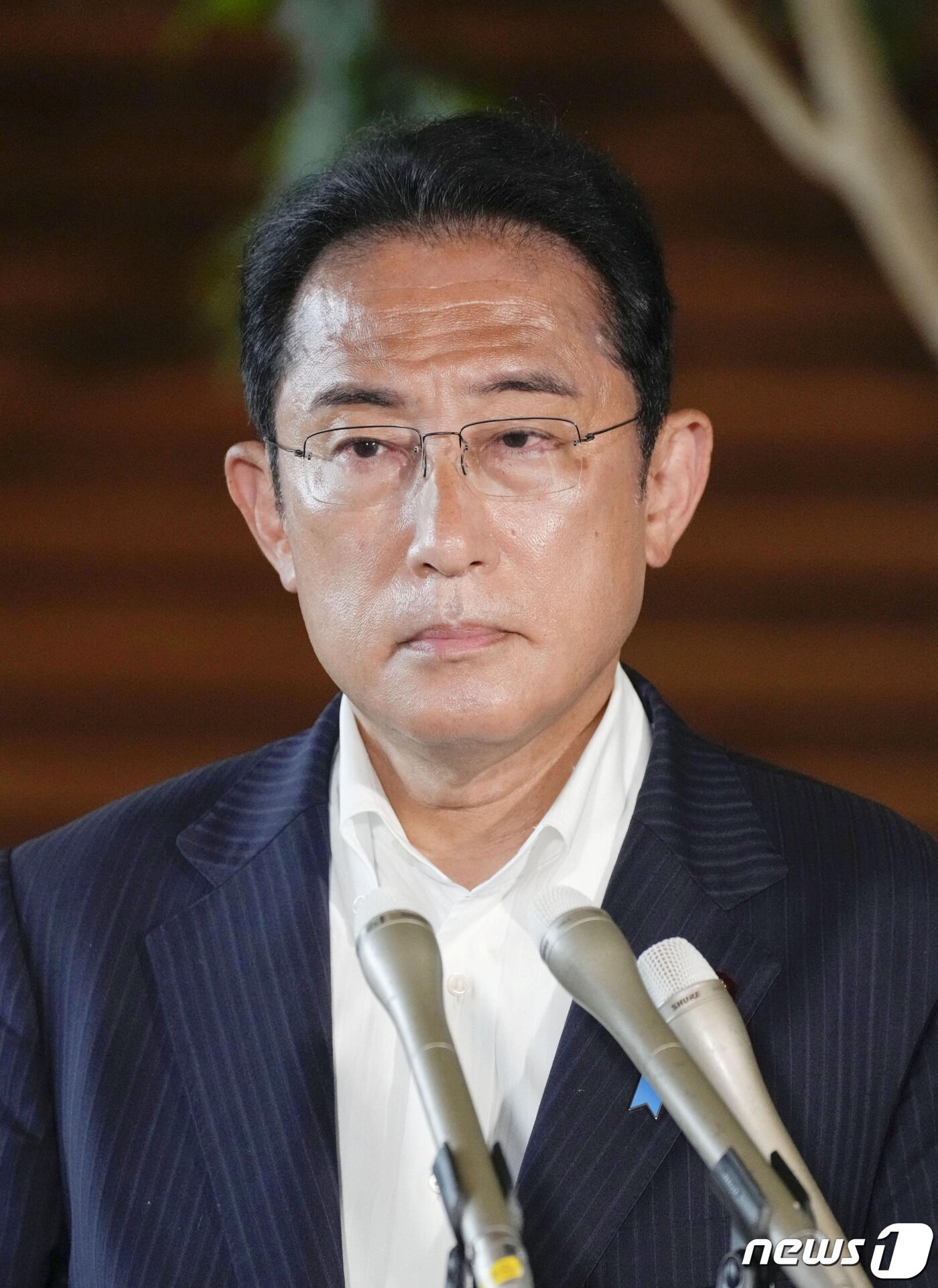 본문 이미지 - 기시다 후미오 일본 총리가 8일 아베 신조 전 총리의 피습과 관련해 긴급 기자회견을 벌이던 도중 눈물을 보이고 있다. ⓒ 로이터=뉴스1 ⓒ News1 정윤영 기자