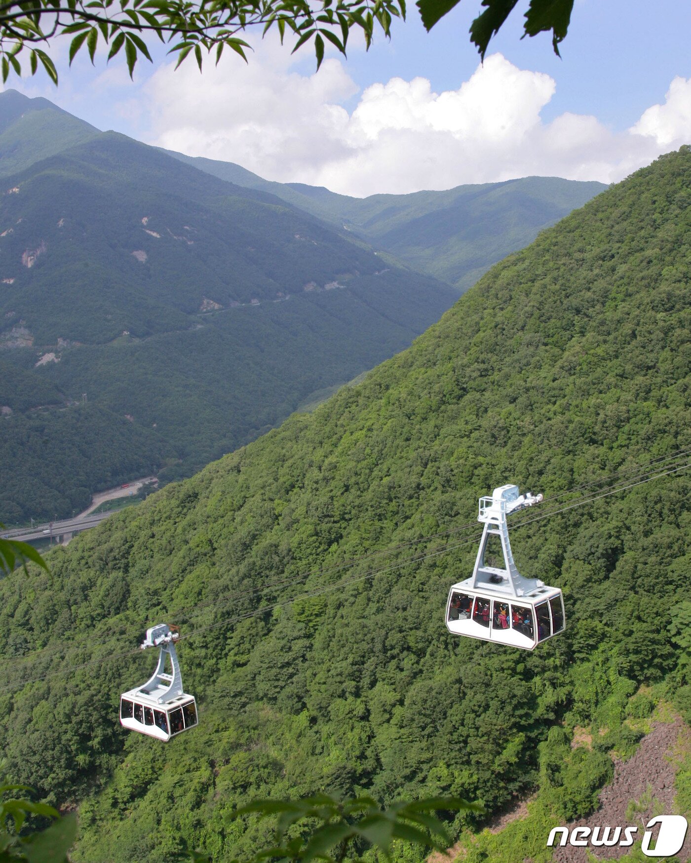 본문 이미지 - 영남 알프스 경관을 한 눈에 볼 수 있는 얼음골케이블카.ⓒ 뉴스1