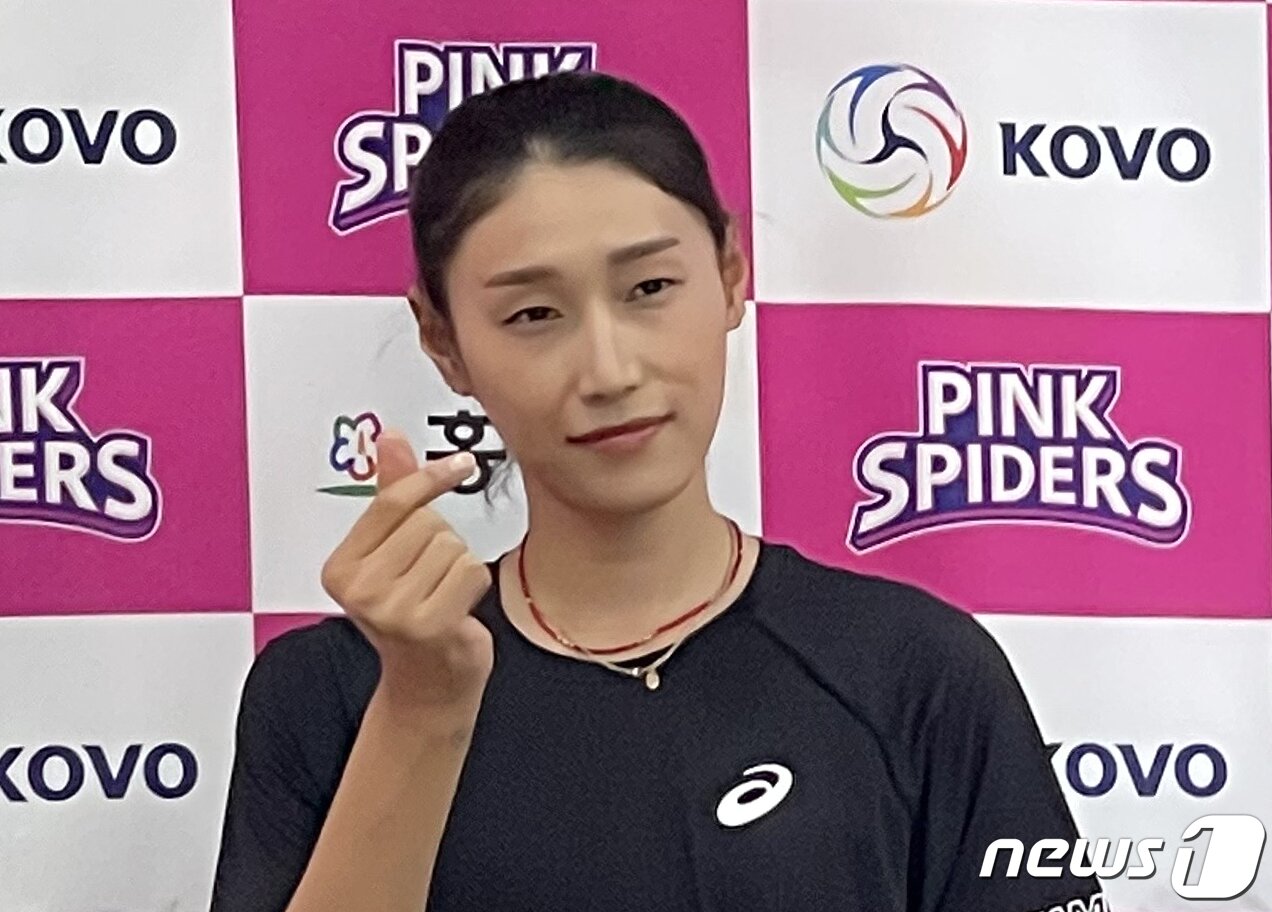 본문 이미지 - 김연경(흥국생명)이 8일 오후 강원 홍천군 홍천종합체육관에서 진행된 복귀 기자회견에 참석해 취재진을 향해 포즈를 취하고 있다. . 2022.7.8/뉴스1 ⓒ News1 김도용 기자