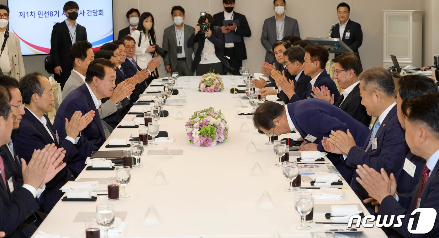 (서울=뉴스1) 안은나 기자 = 윤석열 대통령이 8일 오후 용산 대통령실에서 열린 제1차 민선 8기 시·도지사 간담회에서 홍준표 대구시장의 인사말을 들은 뒤 인사하고 있다. (대통 …