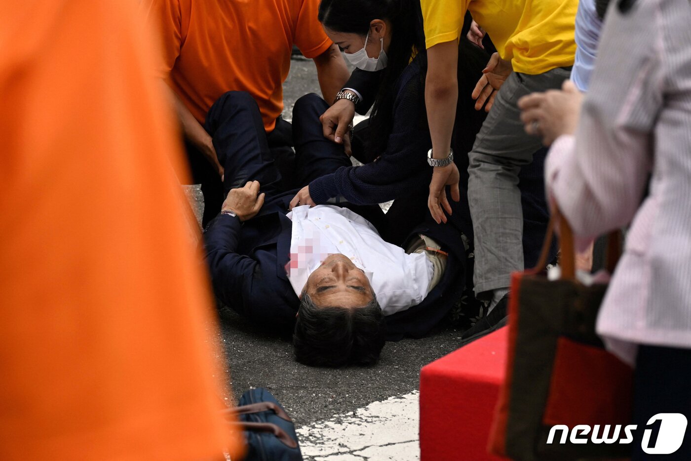 본문 이미지 - 아베 신조(安倍晋三) 전 일본 총리가 8일 참의원 선거를 앞두고 일본 서부 나라시에서 선거 유세 도중 총격을 맞고 쓰러졌다. ⓒ 로이터=뉴스1 ⓒ News1 정윤영 기자