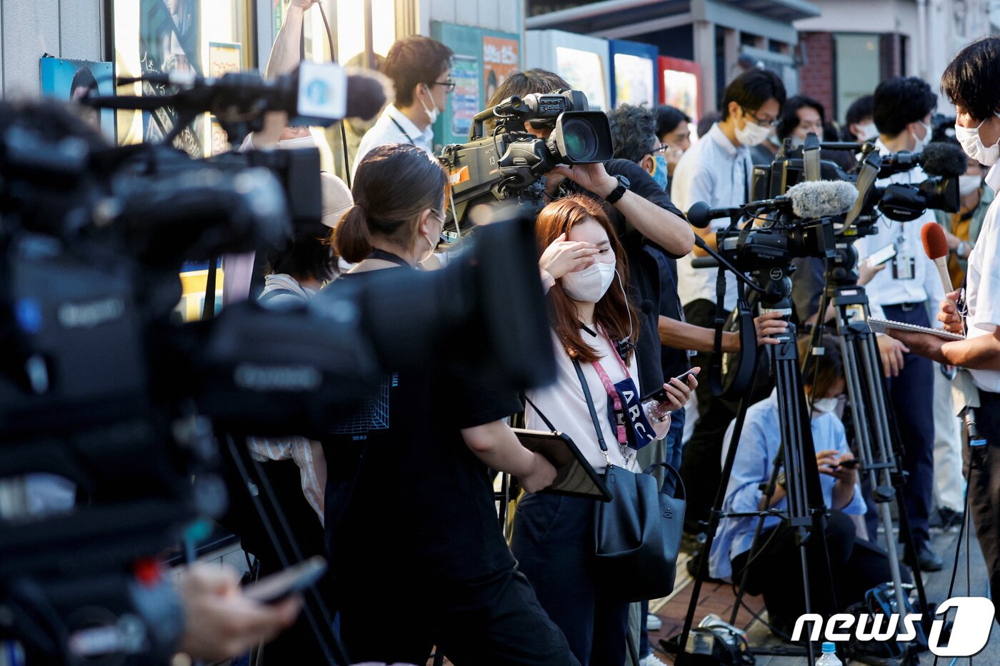 본문 이미지 - 8일 일본 서부 나라현 가시하라에서 고 아베 신조 전 총리가 총선 유세 도중 총에 맞아 숨진 나라 의과대학병원 밖에 취재진이 모여 있다. ⓒ 로이터=뉴스1 ⓒ News1 임세영 기자