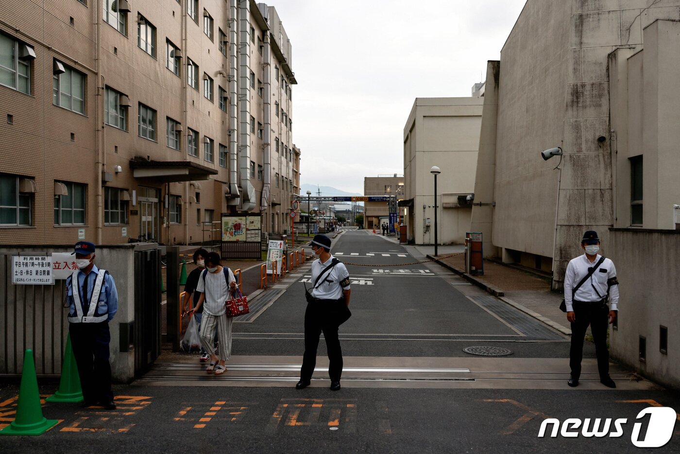 본문 이미지 - 8일 일본 서부 나라 현 가시하라에서 고 아베 신조 전 총리가 총선 유세 도중 총에 맞아 숨진 나라 의과대학병원 밖에서 경찰관들이 경계를 서고 있다. ⓒ 로이터=뉴스1 ⓒ News1 임세영 기자