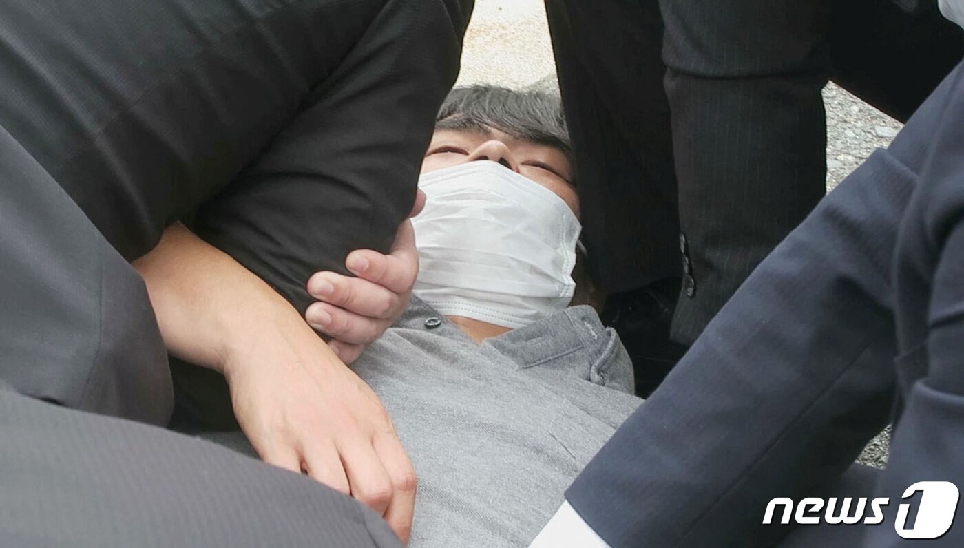 본문 이미지 - 아베 신조(安倍晋三) 전 일본 총리가 8일 일본 서부 나라시에서 선거 유세 도중 총격을 맞고 쓰러진 가운데, 용의자가 현장에서 제압당하고 있다. ⓒ 로이터=뉴스1 ⓒ News1 임세영 기자