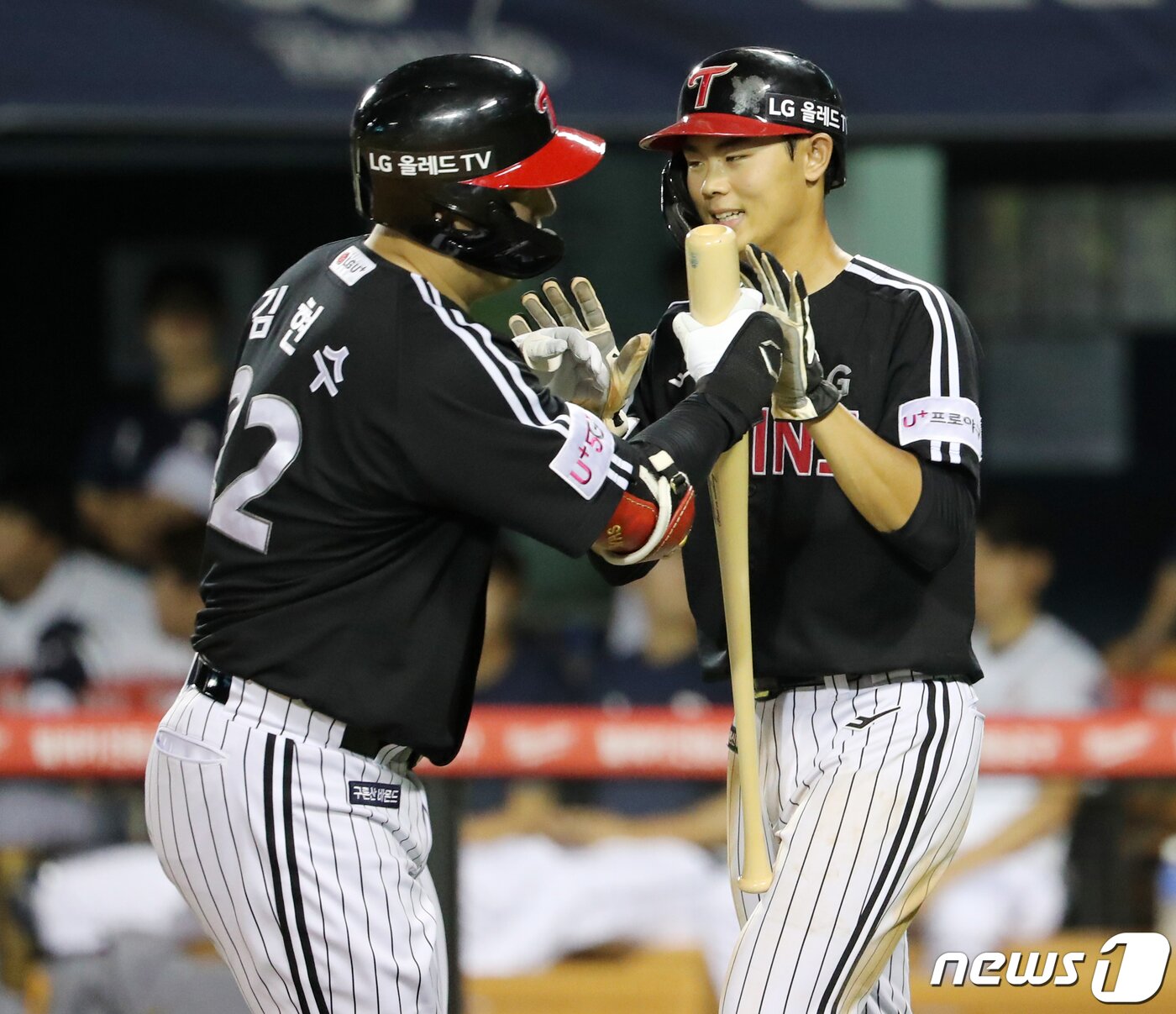 본문 이미지 - LG 트윈스의 김현수(왼쪽)와 이영빈. 뉴스1 DB ⓒ News1 김진환 기자