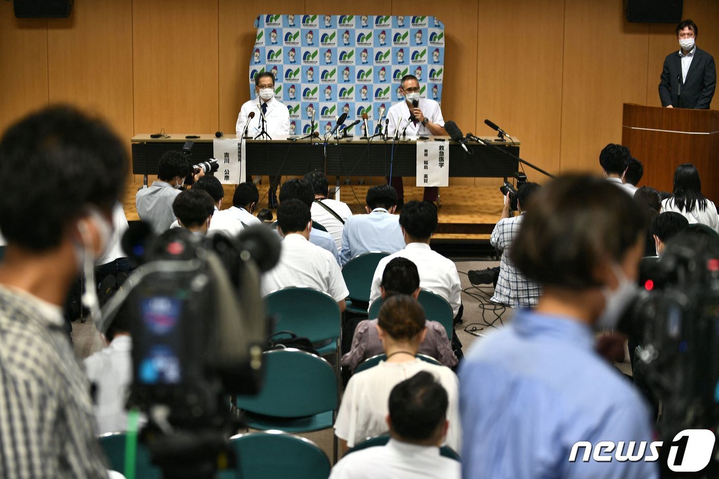 본문 이미지 - 나라 의과대학병원의 기치카와 기미히코 병원장(왼쪽)과 후쿠시마 히데타다 응급의학과 교수(오른쪽)가 8일 일본 나라에서 아베 신조 전 총리가 이날 오전 총에 맞아 숨진 나라현 가시하라에서 기자회견을 하고 있다. ⓒ AFP=뉴스1 ⓒ News1 임세영 기자