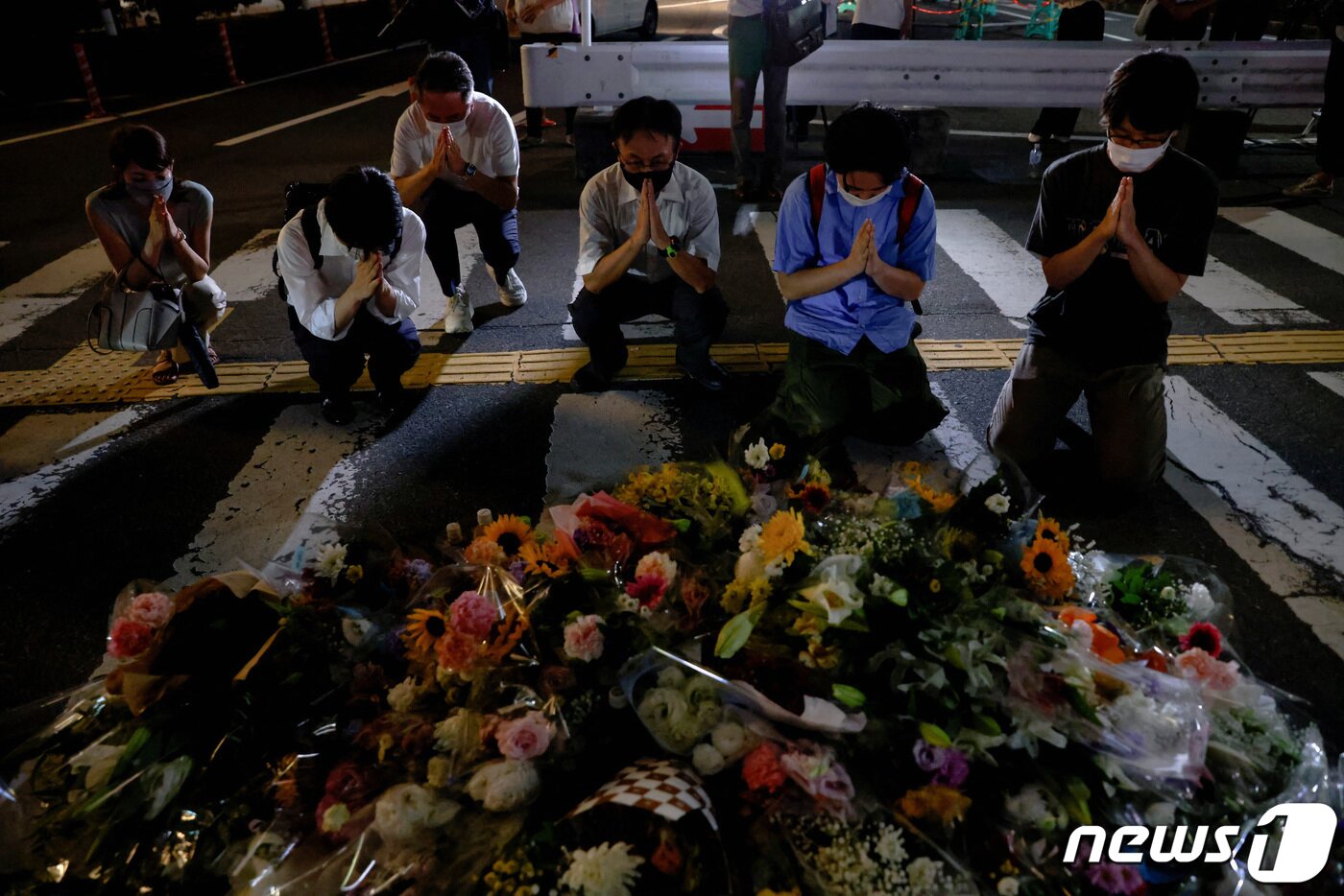 본문 이미지 - 8일 일본 서부 나라현 야마토사이다이지 인근에서 고 아베 신조 전 총리가 총선 유세 도중 총에 맞아 숨진 현장에서 시민들이 추모하고 있다. ⓒ 로이터=뉴스1 ⓒ News1 임세영 기자