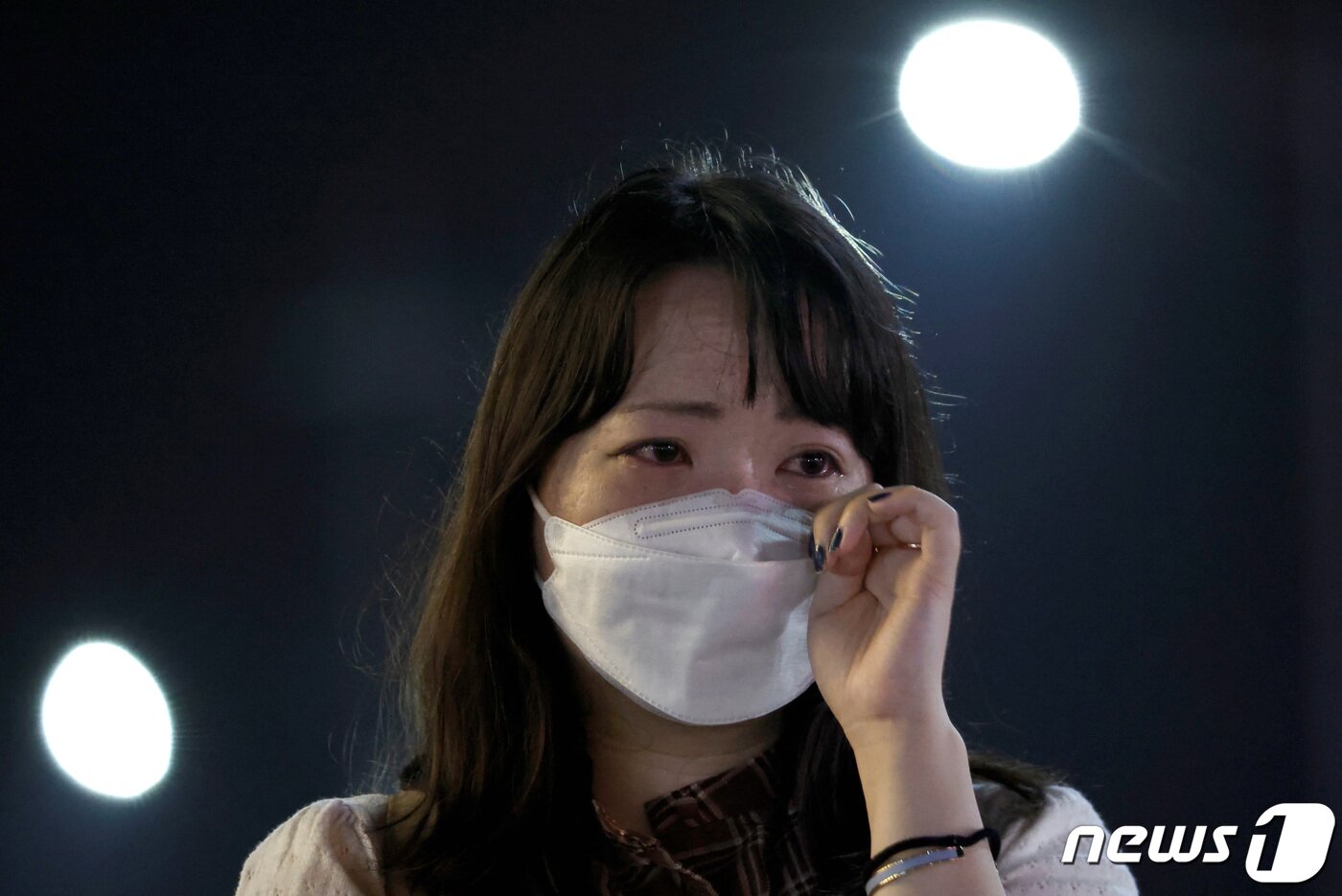 본문 이미지 - 8일 (현지시간) 아베 신조 전 일본 총리가 나라에서 참의원 선거 유세 중 해상 자위대원 출신의 남성이 쏜 총에 맞아 숨진 소식에 시민이 눈물을 흘리고 있다. ⓒ 로이터=뉴스1 ⓒ News1 우동명 기자