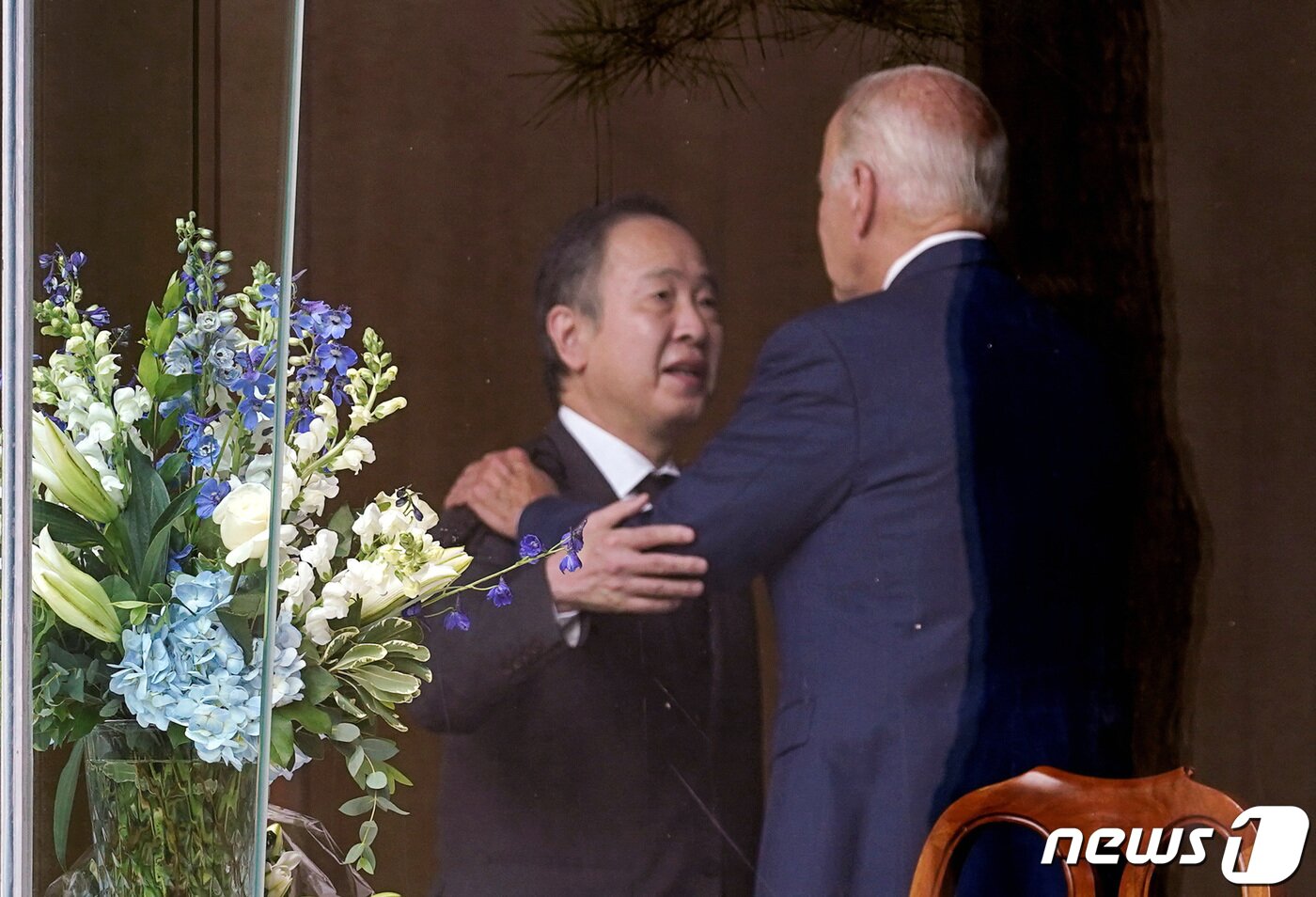 본문 이미지 - 조 바이든 미국 대통령이 2022년 7월8일(현지시간) 미국 워싱턴DC에 있는 주미일본대사 관저를 찾아 아베 신조 전 일본 총리를 추모하는 조문록을 작성하기 전 도미타 코지 주미일본대사의 위로하고 있다. ⓒ 로이터=뉴스1 ⓒ News1 김현 특파원