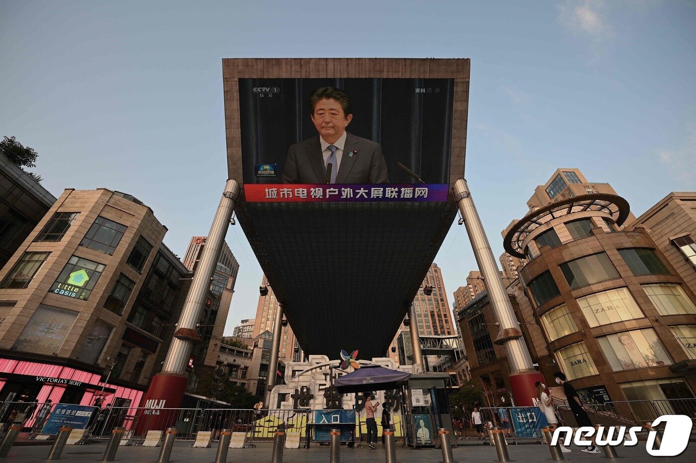 본문 이미지 - 아베 신조 전 일본 총리가 선거 유세중 총에 맞고 숨진 다음날인 8일(현지시간) 중국 베이징의 한 대형 TV스크린에 아베 전 총리 관련 뉴스가 나오고 있다. ⓒ AFP=뉴스1 ⓒ News1 이성철 기자