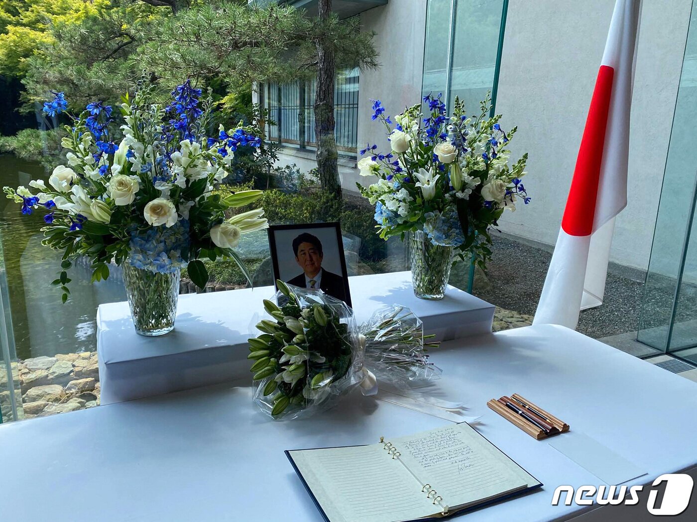 본문 이미지 - 아베 신조 전 일본 총리가 선거 유세중 총에 맞고 숨진 다음날인 8일(현지시간) 미국 워싱턴에 위치한 일본대사 공관에 바이든 미국 대통령이 작성한 조의문이 놓여 있다. ⓒ 로이터=뉴스1 ⓒ News1 이성철 기자