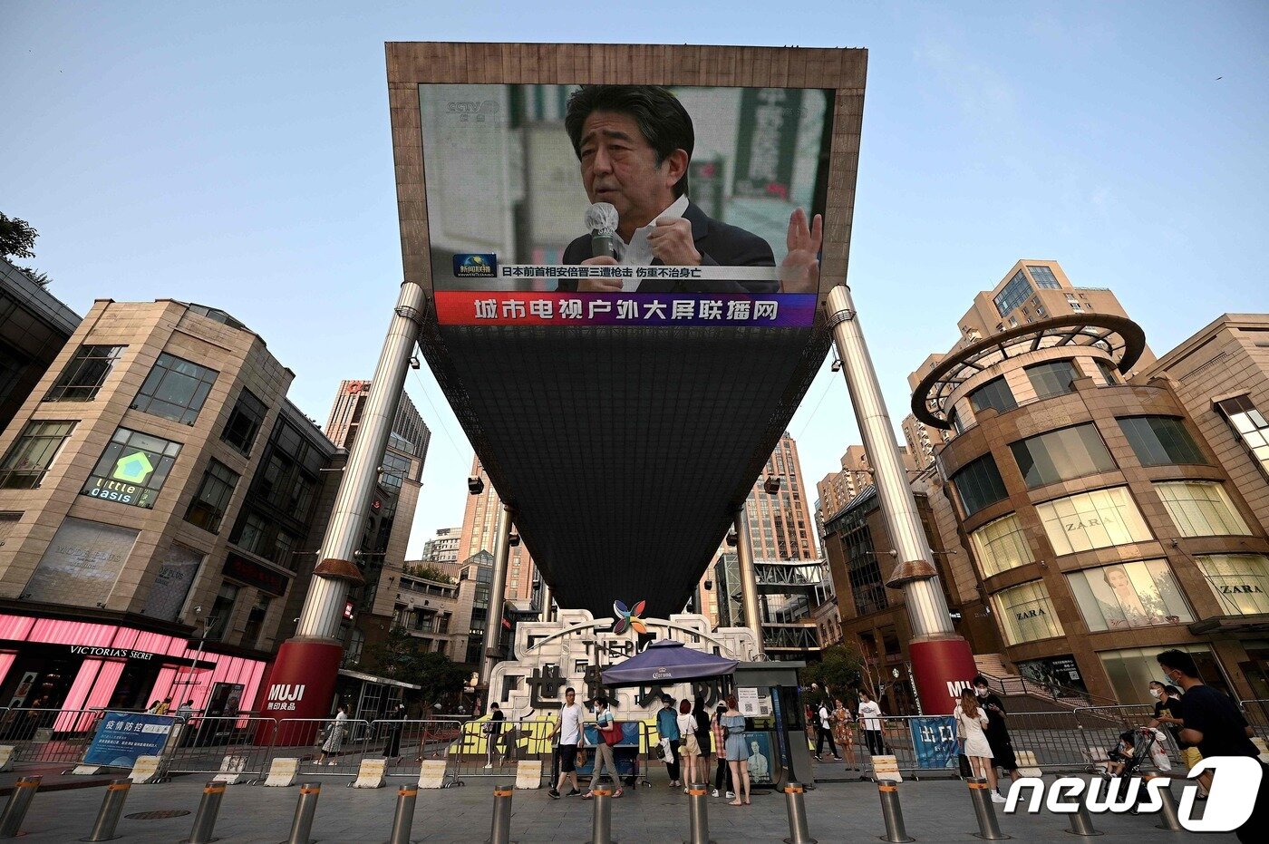 본문 이미지 - 아베 신조 전 일본 총리가 선거 유세중 총에 맞고 숨진 다음날인 8일(현지시간) 중국 베이징의 한 대형 TV스크린에 아베 전 총리 관련 뉴스가 나오고 있다. ⓒ AFP=뉴스1 ⓒ News1 이성철 기자