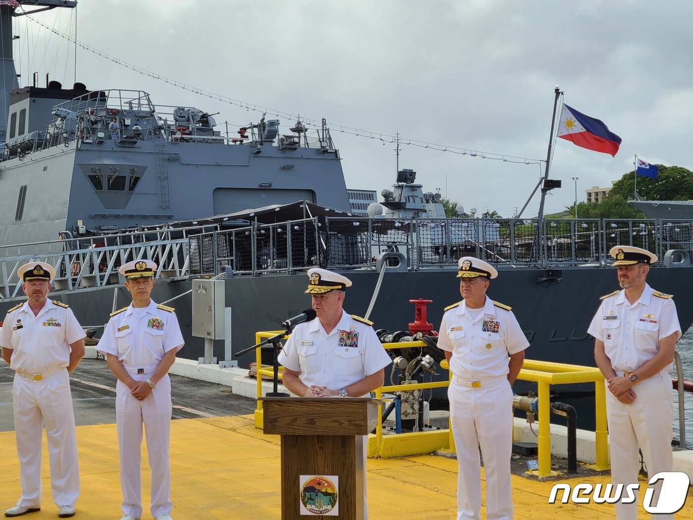본문 이미지 - 8일(현지시간) 미국 하와이 진주만의 림팩 미디어데이 행사장. 단상 바로 뒷편에 필리핀 함정이 있고, 필리핀 국기도 보인다.ⓒ 뉴스1