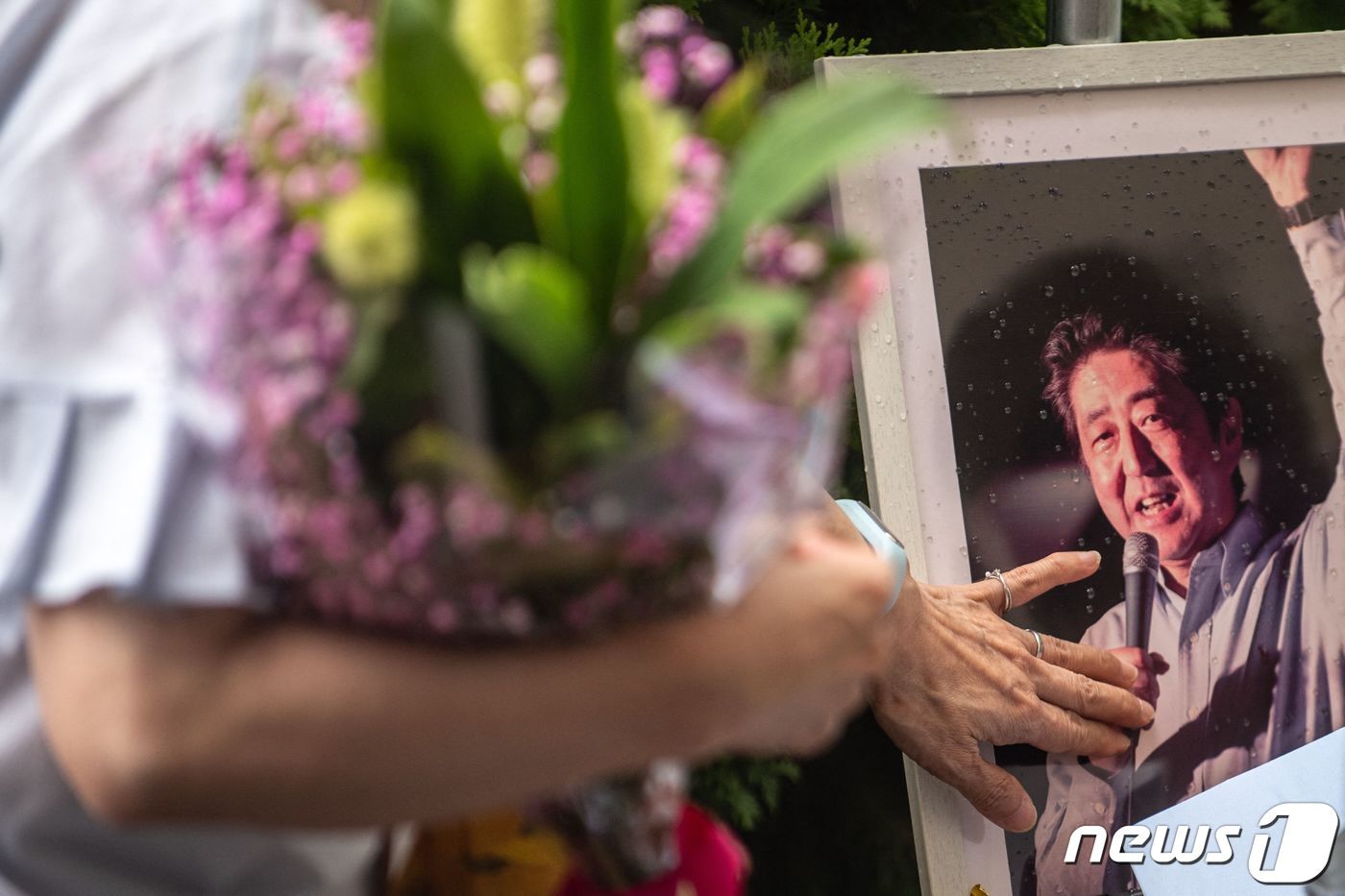 본문 이미지 - 시민들이 고(故) 아베 신조 전 총리를 추모하고 있다. ⓒ AFP=뉴스1 ⓒ News1 정윤영 기자