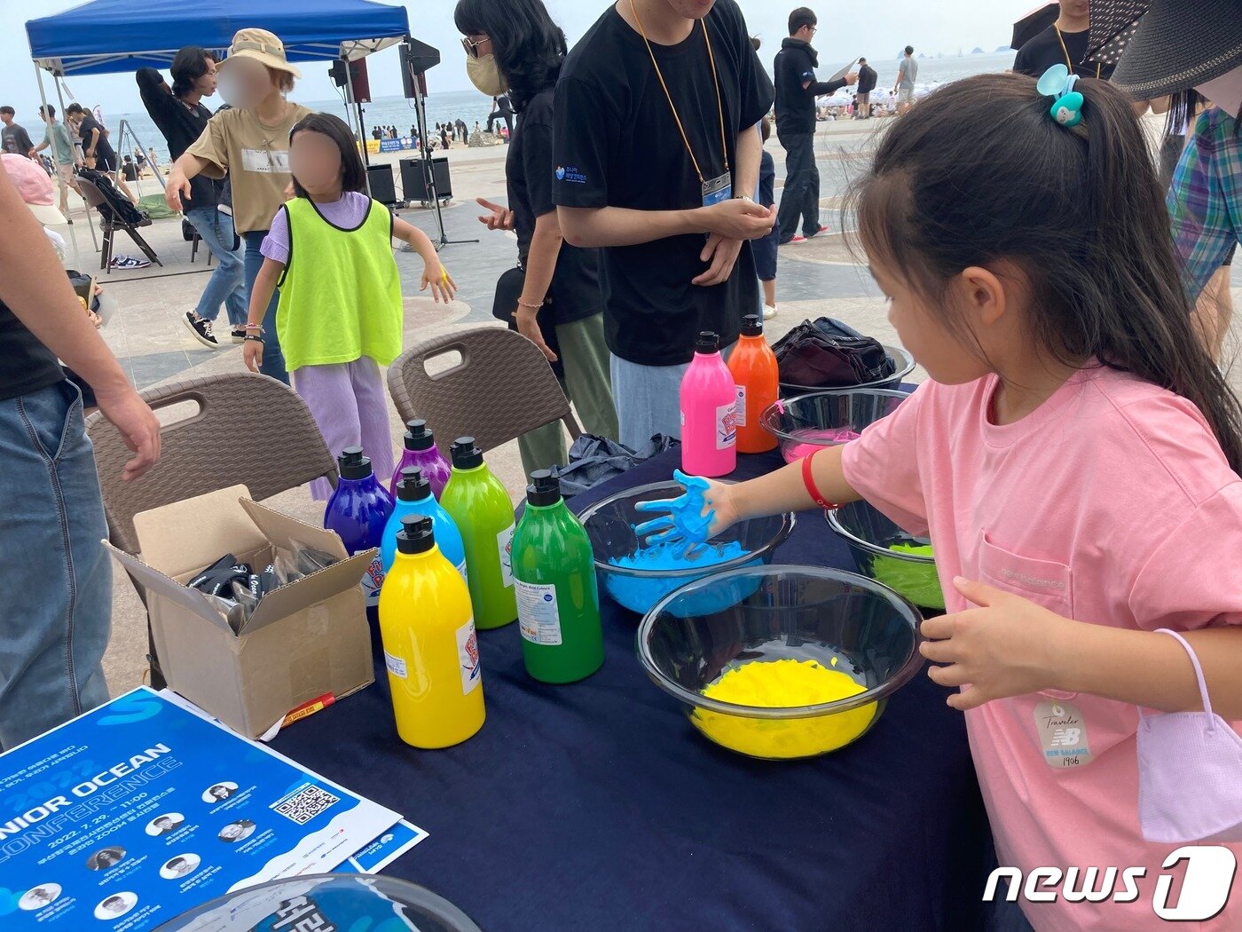 본문 이미지 - 9일 오후 부산 해운대해수욕장 일대에서 한 아이가 손도장을 찍기 위해 손바닥에 물감을 묻히고 있다.ⓒ 뉴스1 백창훈 기자