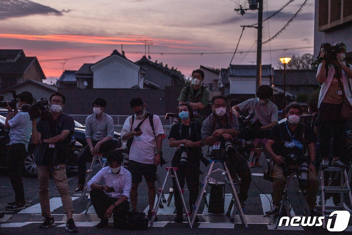 본문 이미지 - 아베 신조 전 일본 총리가 선거 유세중 총에 맞고 숨진 다음날인 9일 새벽 일본 나라시 나라현립의과대학 병원 앞에서 취재진들이 아베 전 총리의 시신이 이송될 운구차량을 기다리고 있다. ⓒ AFP=뉴스1 ⓒ News1 이성철 기자