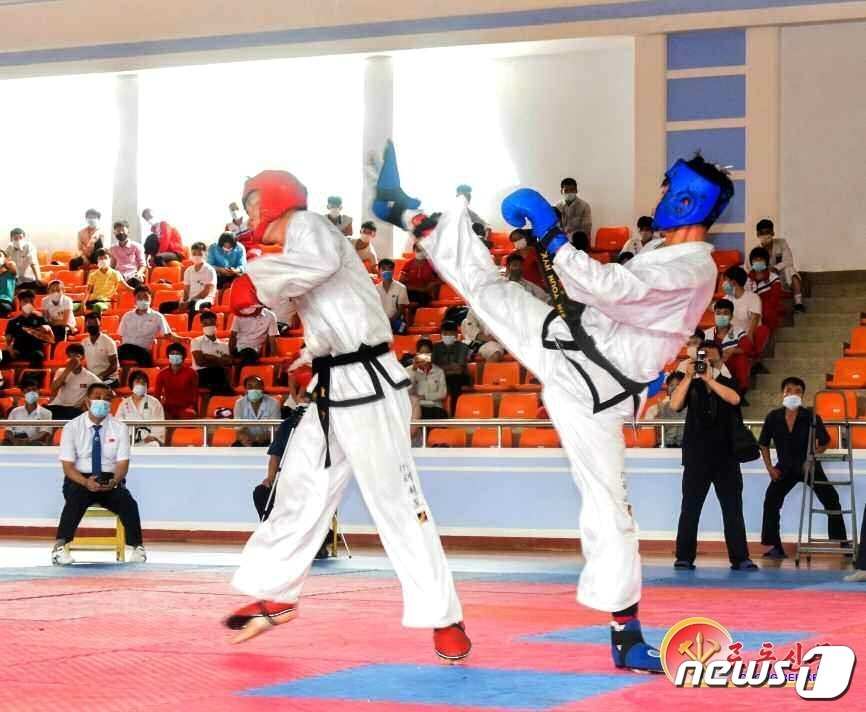 본문 이미지 - (평양 노동신문=뉴스1) = 북한 함흥시에서 열린 태권도 강자 경기 대회. [국내에서만 사용가능. 재배포 금지. DB 금지. For Use Only in the Republic of Korea. Redistribution Prohibited] rodongphoto@news1.kr