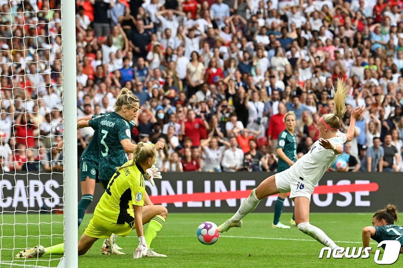 본문 이미지 - 연장 후반 극적인 결승골을 넣은 켈리 ⓒ AFP=뉴스1