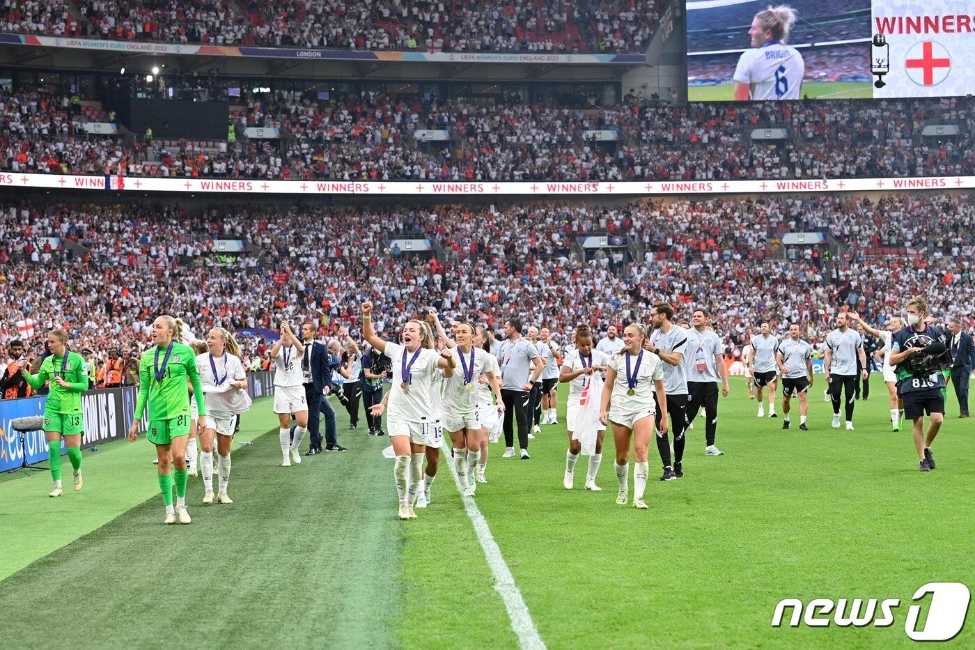 본문 이미지 - 구름 관중 속에 우승을 차지한 개최국 잉글랜드 ⓒ AFP=뉴스1
