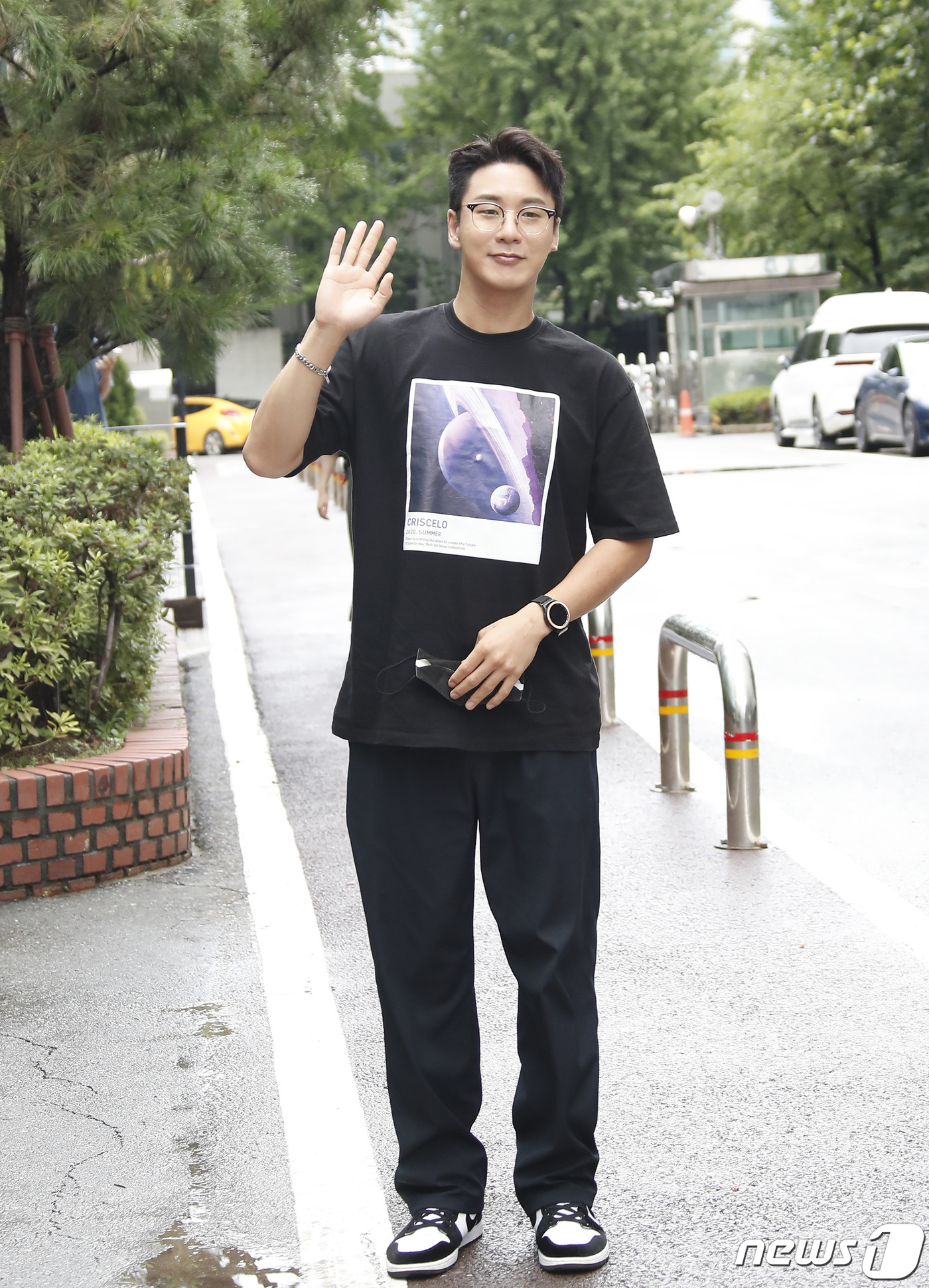 (서울=뉴스1) 권현진 기자 = 가수 리누가 1일 서울 영등포구 KBS에서 진행되는 ‘불후의 명곡’ 녹화를 위해 방송국으로 들어서며 인사를 하고 있다. 2022.8.1/뉴스1