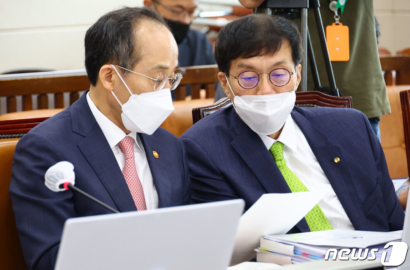 본문 이미지 - 추경호 경제부총리 겸 기재부장관과 이창용 한국은행 총재가 1일 서울 여의도 국회에서 열린 기획재정위원회 제1차 전체회의에서 대화를 나누고 있다. (공동취재) 2022.8.1/뉴스1 ⓒ News1 허경 기자