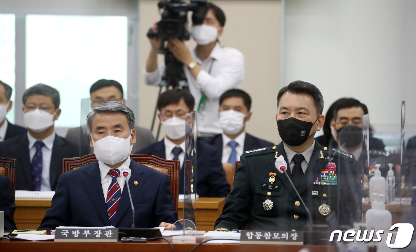 본문 이미지 - 이종섭 국방부 장관(왼쪽)과 김승겸 합동참모의장. (공동취재) 2022.8.1/뉴스1 ⓒ News1 허경 기자