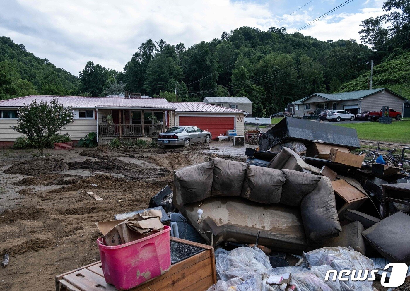 본문 이미지 - 31일(현지시간) 미국 켄터키주 스쿼블 크릭 강 근처 집 밖에 침수 피해를 입은 가구가 쌓여 있다. ⓒ AFP=뉴스1 ⓒ News1 김예원 기자