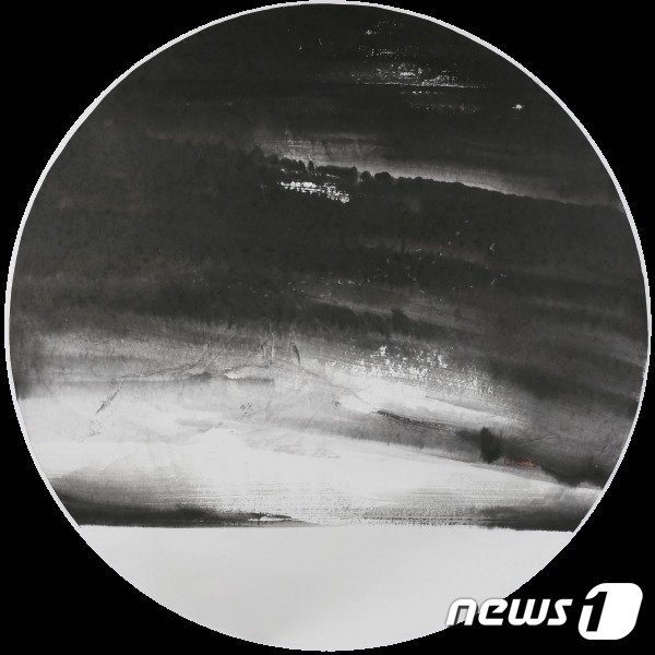 본문 이미지 - 홍푸르메, At This Moment(앳 디스 모먼트), 2017, 화선지에 먹, 146㎝, 작가 소장