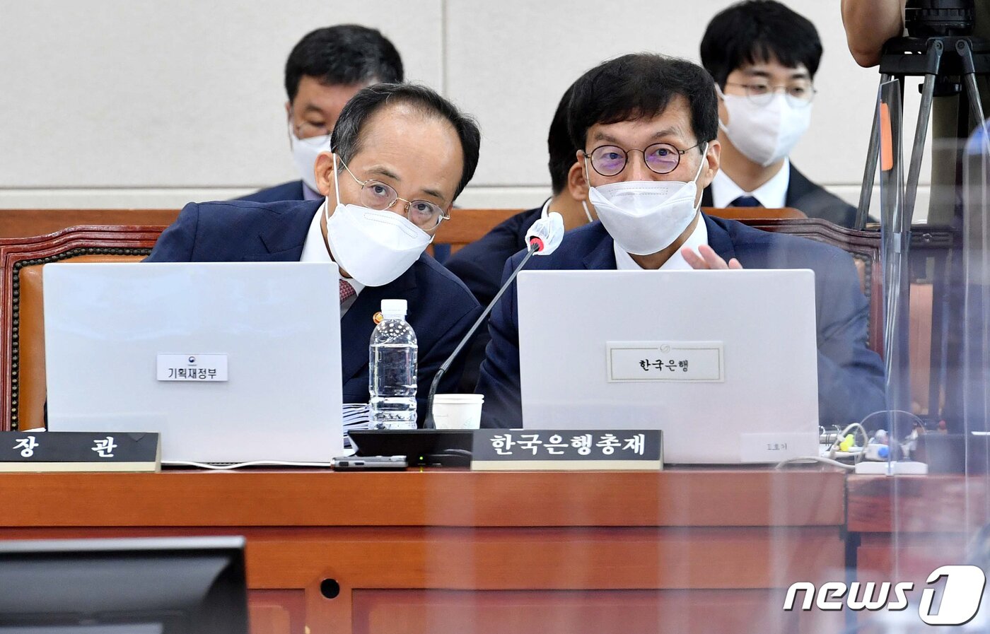 본문 이미지 - 추경호 부총리 겸 기획재정부 장관(왼쪽)과 이창용 한국은행 총재가 1일 서울 여의도 국회에서 열린 기획재정위원회 전체회의에서 대화하고 있다. (공동취재) 2022.8.1/뉴스1 ⓒ News1 허경 기자