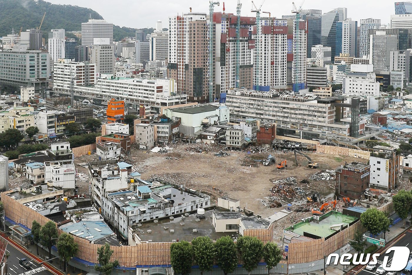 본문 이미지 - 서울 종로구 세운재정비촉진지구 4구역 일대와 세운상가 모습. 2022.8.1/뉴스1 ⓒ News1 민경석 기자