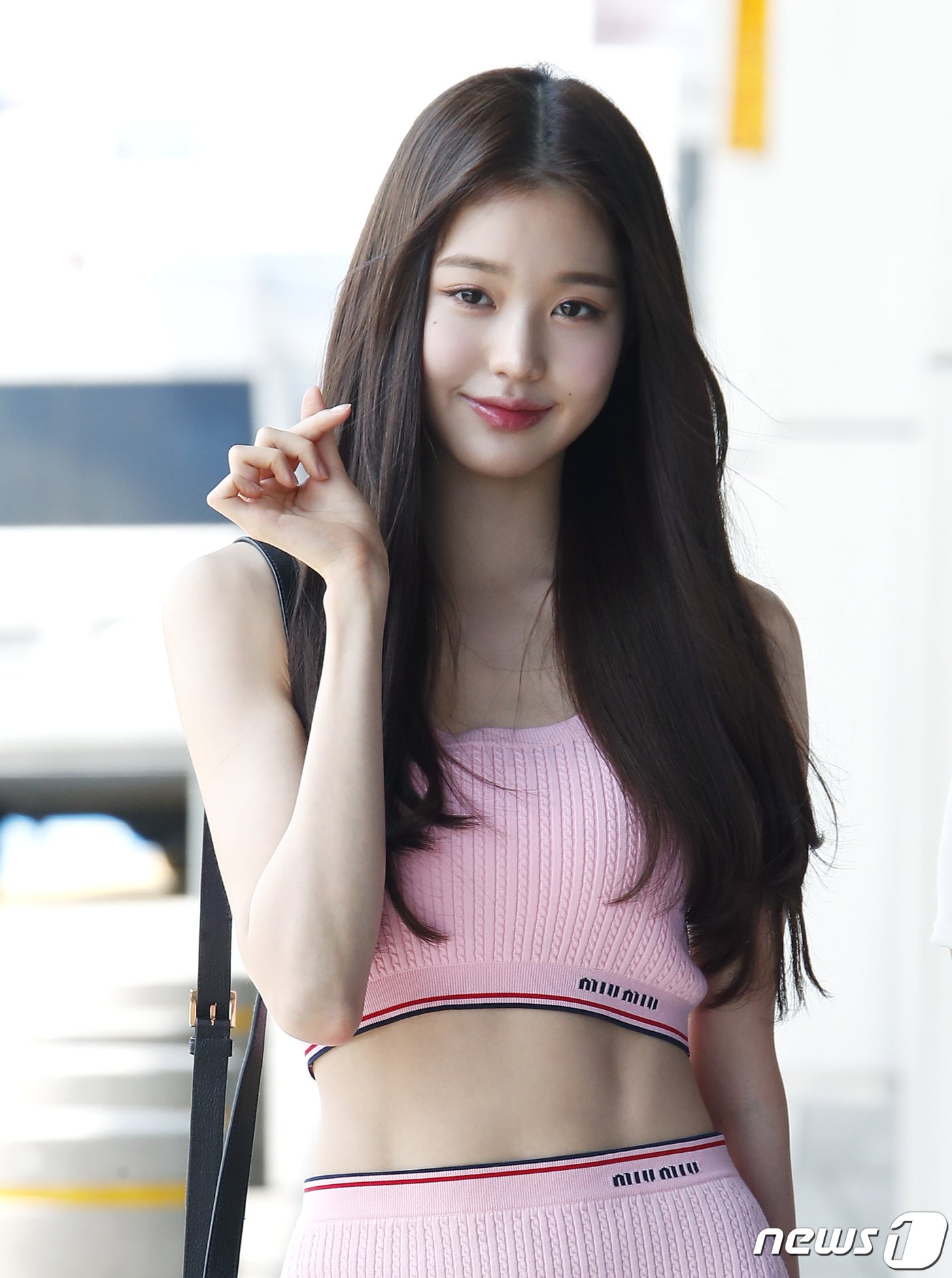 본문 이미지 - 아이브의 장원영이 공연차 1일 오전 김포국제공항을 통해 일본으로 출국하기 전 하트를 그리고 있다. ⓒ News1 권현진 기자