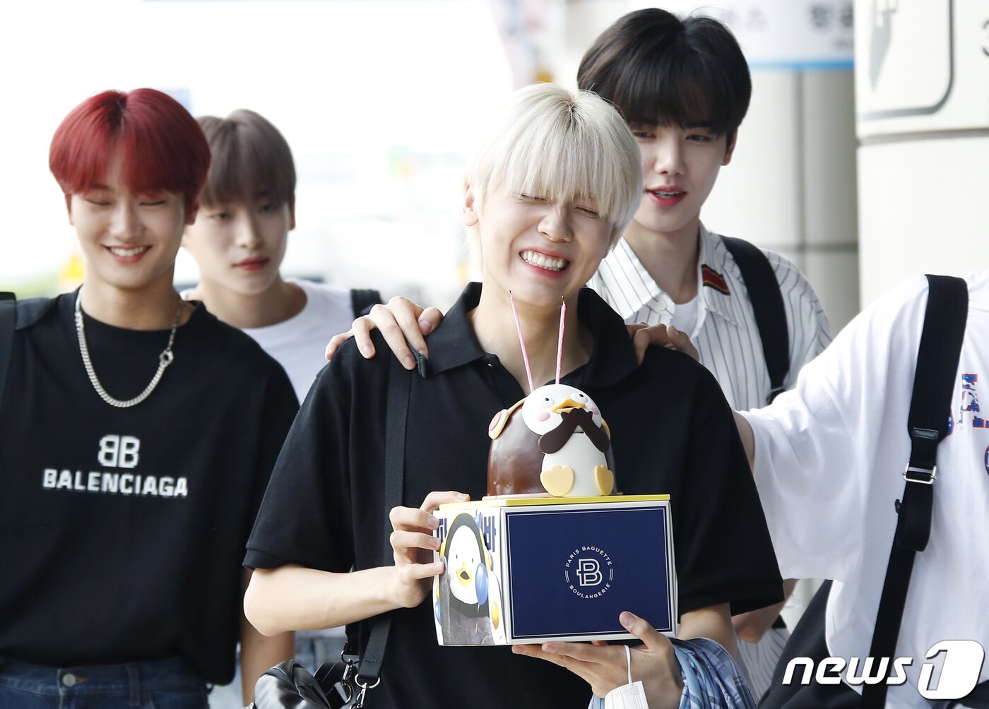 본문 이미지 - 크래비티 성민(가운데)이 공연차 1일 오전 김포국제공항을 통해 일본으로 출국하기 전 멤버들의 깜짝 생일 파티에 행복한 미소를 짓고 있다. 2022.8.1/뉴스1 ⓒ News1 권현진 기자