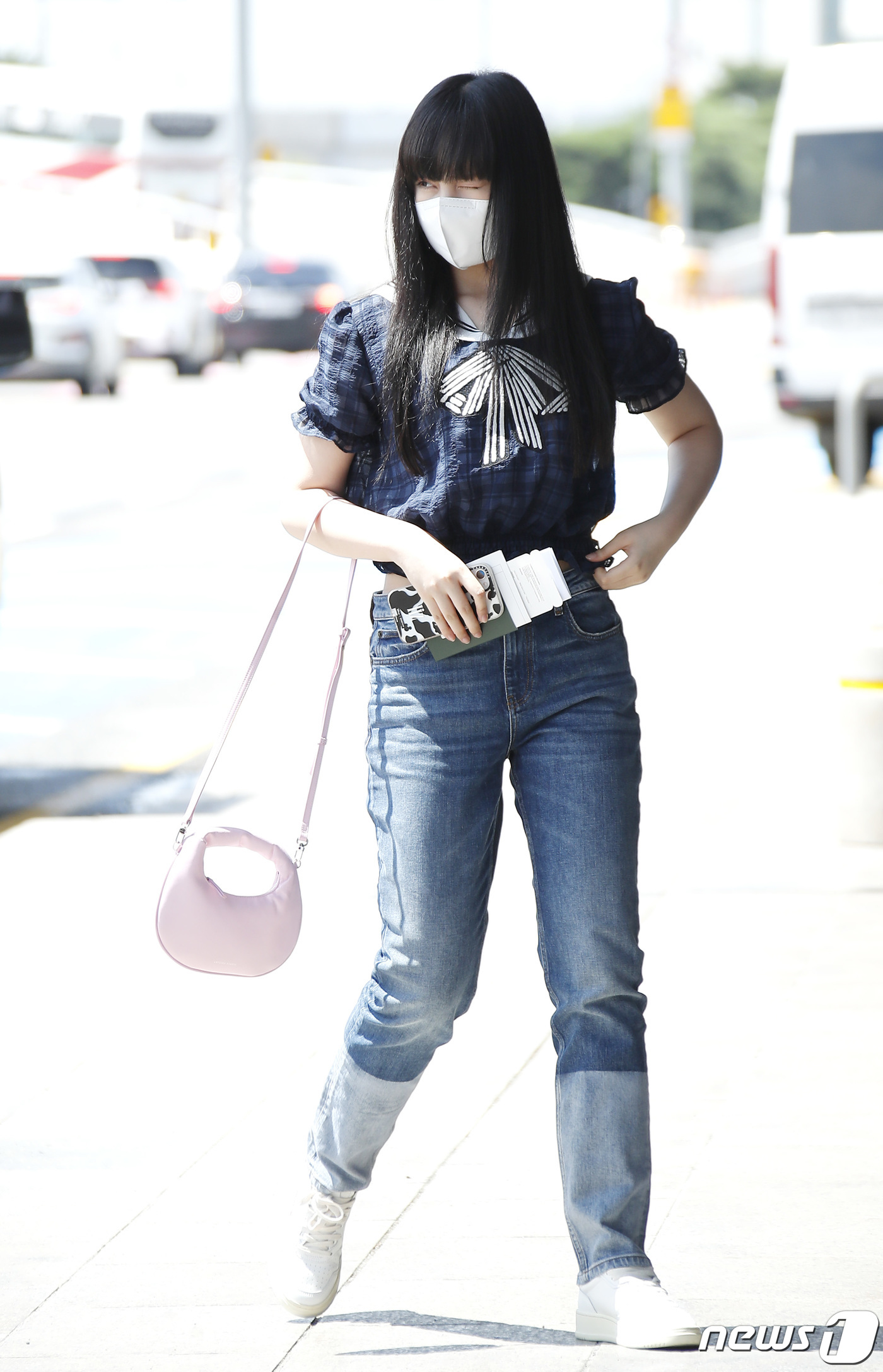 (김포공항=뉴스1) 권현진 기자 = 그룹 아이브의 리즈가 공연차 1일 오전 김포국제공항을 통해 일본으로 출국하고 있다. 2022.8.1/뉴스1