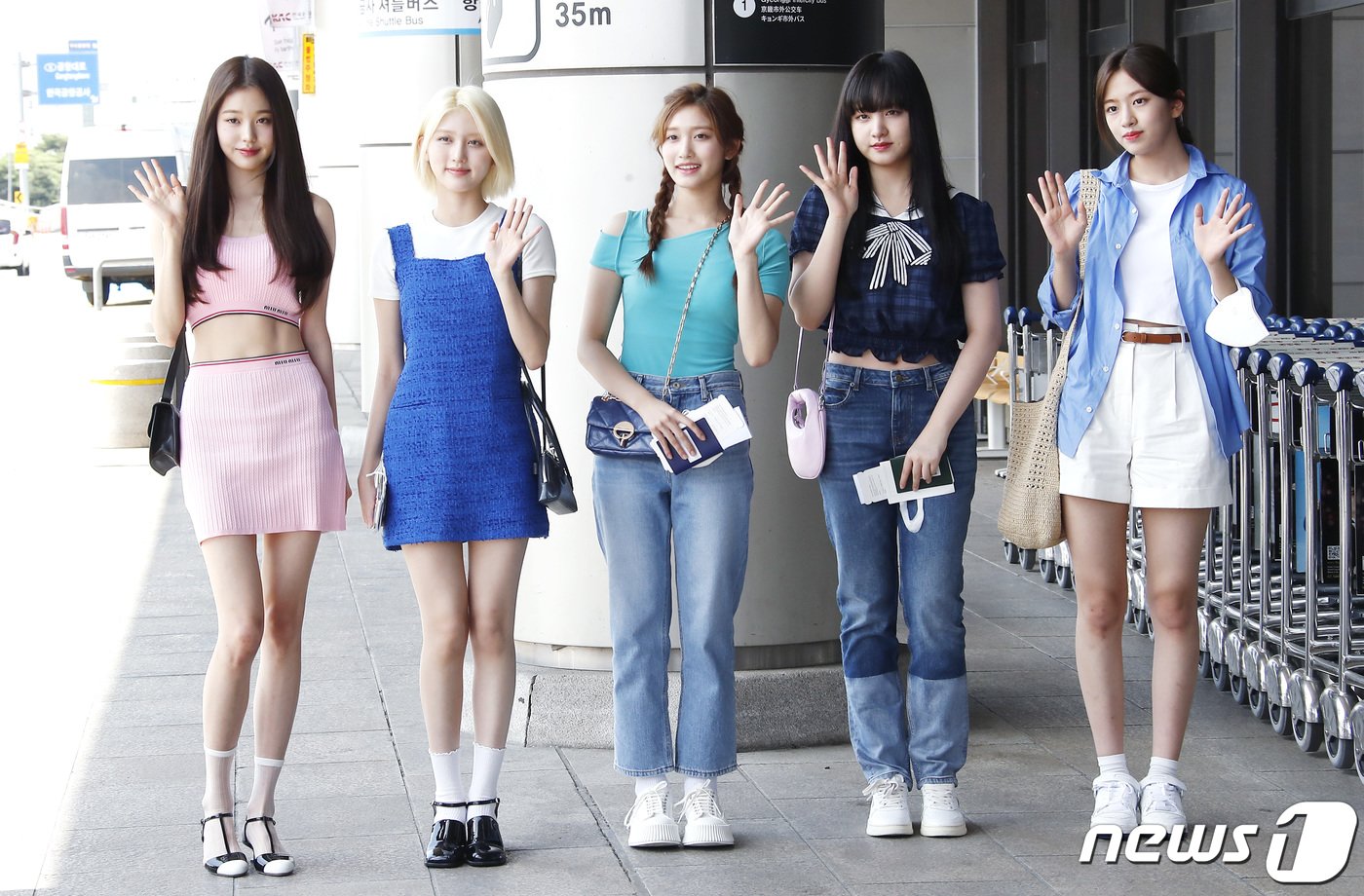 본문 이미지 - 그룹 아이브의 장원영(왼쪽부터)과 가을, 이서, 리즈, 안유진이 공연차 1일 오전 김포국제공항을 통해 일본으로 출국하기 전 인사를 하고 있다. ⓒ News1 권현진 기자