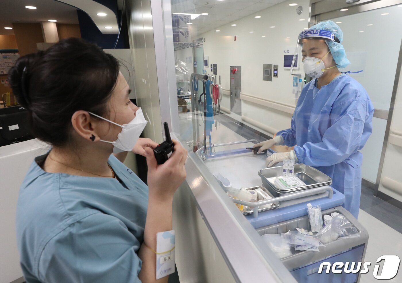 본문 이미지 - 1일 오전 경기 성남시 수정구 성남시의료원 음압병동에서 의료진들이 유리창을 사이로 소통을 하고 있다. 2022.8.1/뉴스1 ⓒ News1 김영운 기자