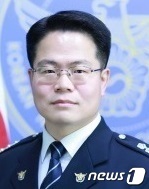 (서울=뉴스1) = 행정안전부가 오는 2일 공식 출범하는 경찰국 자치경찰지원과 과장에 경찰대(11기) 출신 우지완 총경을 임명했다.우 총경은 경찰대 11기로 입직해 경북지방경찰청 …