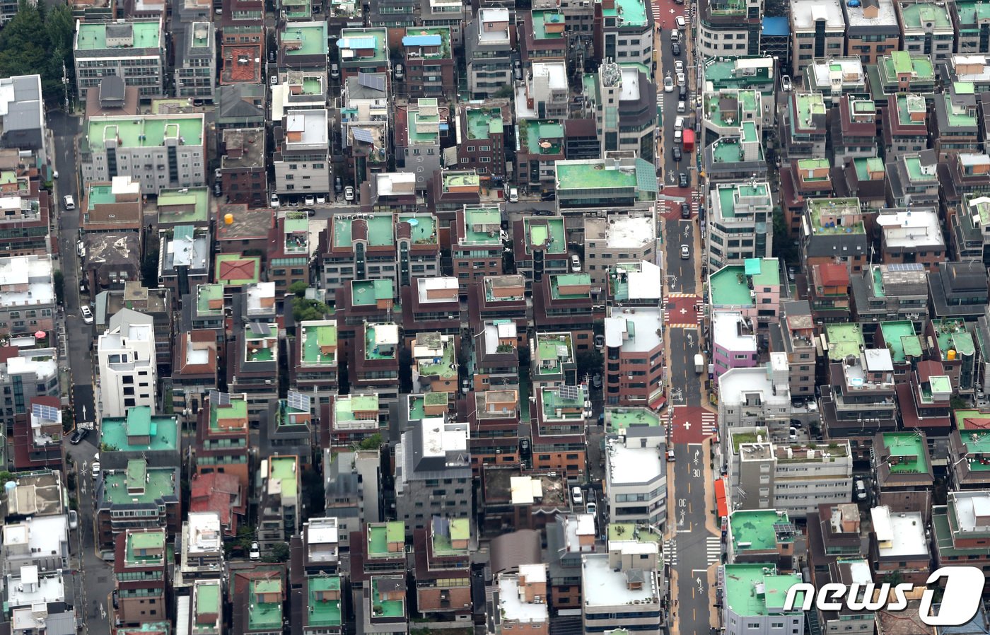 본문 이미지 -  사진은 1일 서울 송파구 롯데월드타워 전망대 서울스카이에서 바라본 빌라 밀집지역의 모습. 2022.8.1/뉴스1 ⓒ News1 구윤성 기자