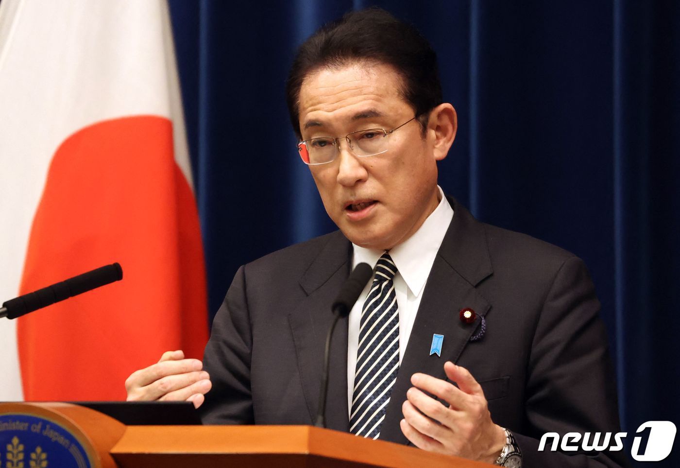 본문 이미지 - 기시다 후미오 일본 총리가 총리 관저에서 기자회견을 열고 취재진의 질문에 답하고 있다. ⓒ AFP=뉴스1 ⓒ News1 강민경 기자