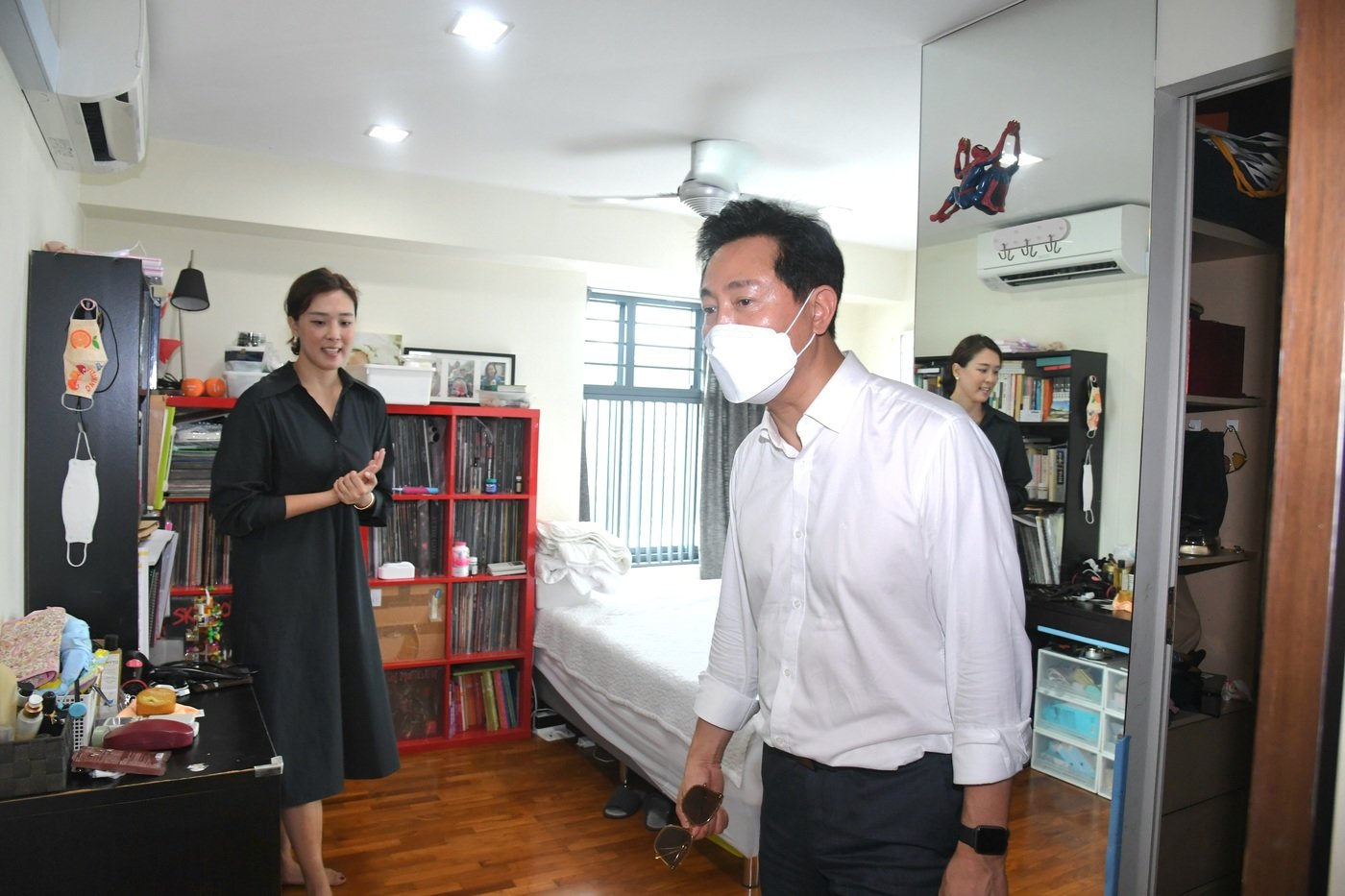 본문 이미지 - 오세훈 서울시장이 1일 오전(현지시간) 싱가포르의 고품질 공공주택, '피나클 앳 덕스톤' 내부를 살펴보고 있다(서울시 제공).ⓒ 뉴스1