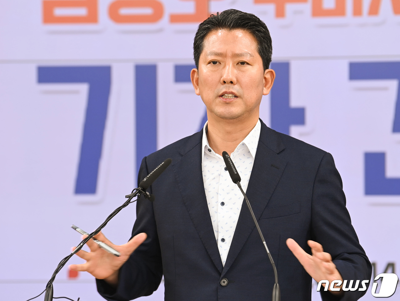 (구미=뉴스1) 정우용 기자 = 김장호 구미시장이 1일 경북 구미시청에서 취임 한달 기자간담회를 하고 있다.김 시장은 "구미 예산 3조 원 시대를 열겠다"고 말했다. (구미시 제공 …