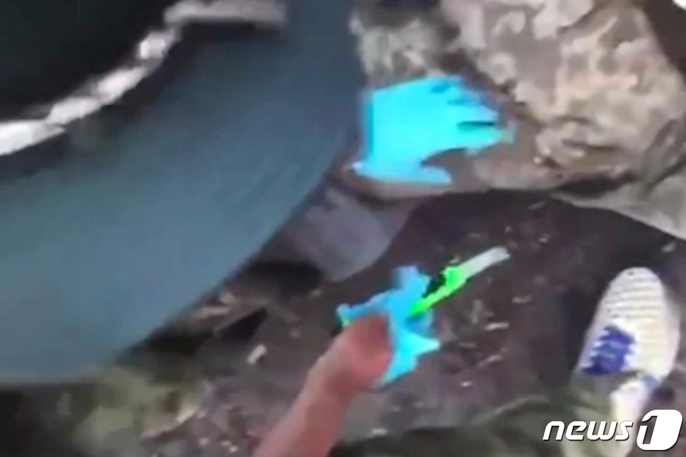 본문 이미지 - 러시아 군인이 포로로 잡힌 우크라이나 군인을 거세하는 모습. (뉴욕타임스 갈무리) ⓒ 뉴스1