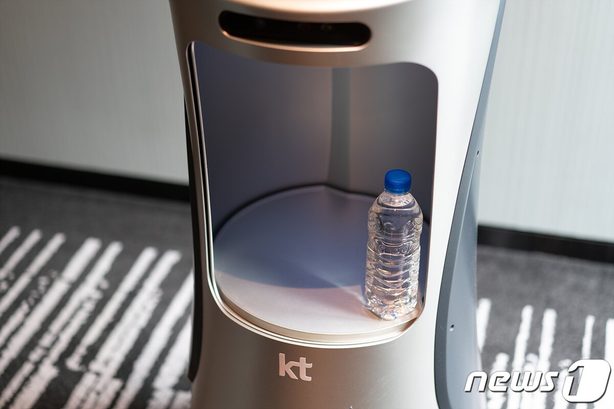 본문 이미지 - KT 호텔 로봇이 객실 앞으로 생수 한 병을 배달해줬다. ⓒ News1 이기범 기자