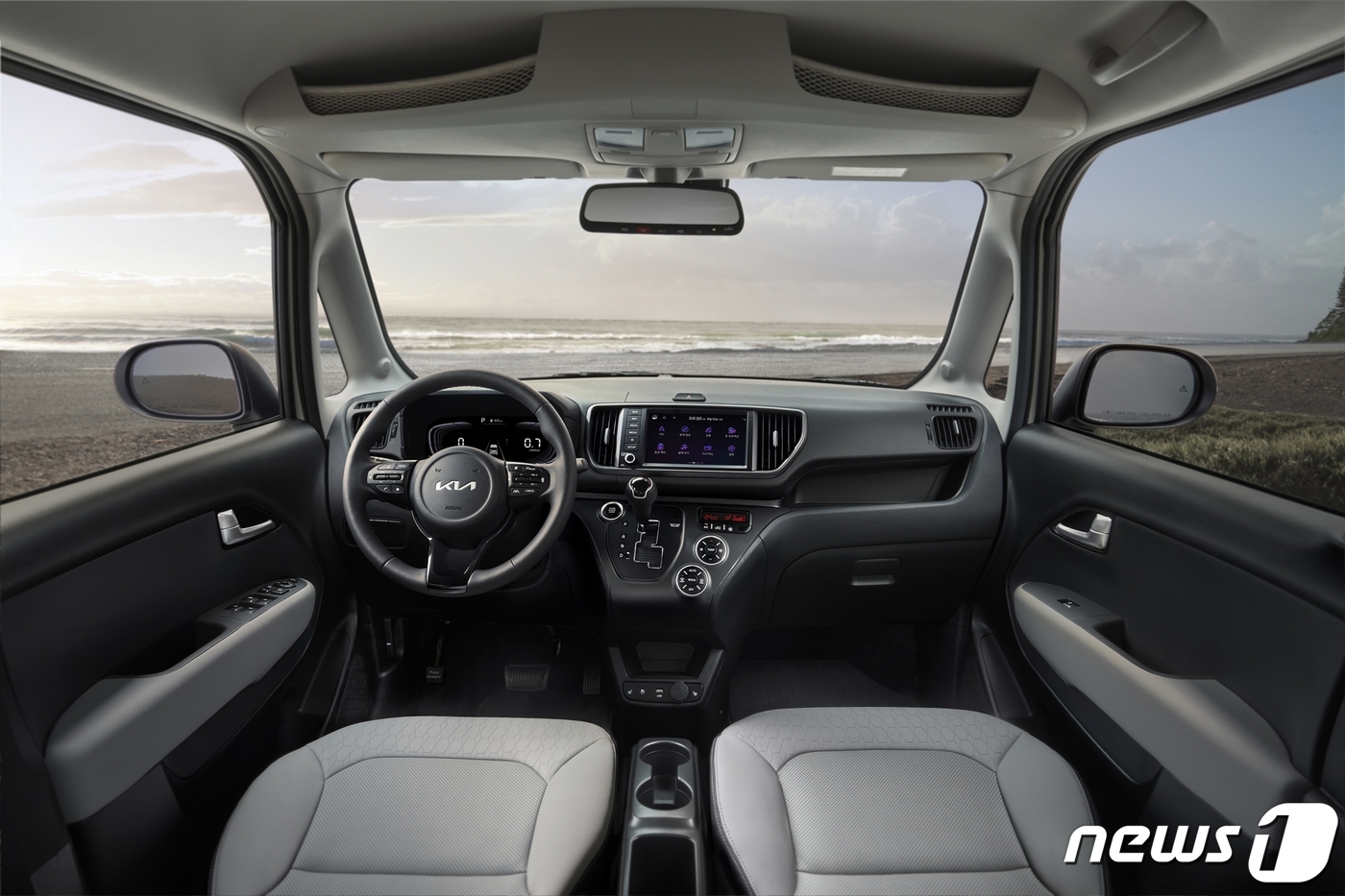 (서울=뉴스1) = 기아가 다음달 초 출시를 앞둔 더 뉴 레이의 상품성 개선 모델 ‘더 뉴 기아 레이(The new Kia Ray)’의 디자인을 10일 공개했다.더 뉴 기아 레이 …