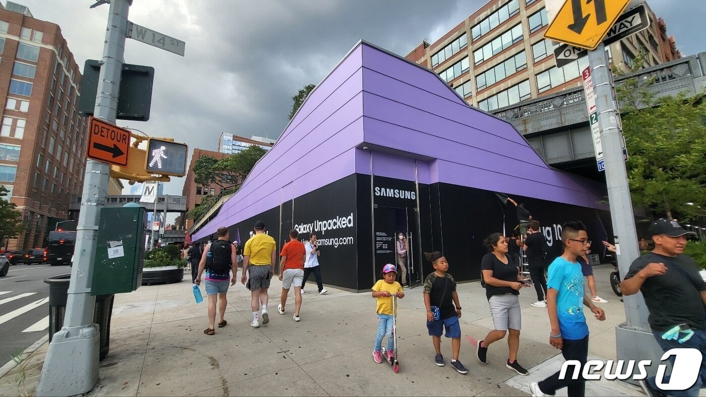 본문 이미지 - 삼성 갤럭시언팩 뉴욕 제품 체험관 모습 2022.8.10/뉴스1 ⓒ News1 오현주 기자