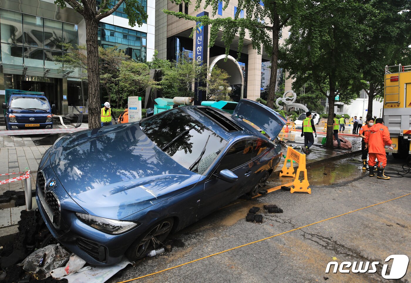 본문 이미지 - 10일 오전 서울 서초구 진흥아파트 사거리 일대에 침수된 차량이 방치된 채 세워져 있다. 2022.8.10/뉴스1 ⓒ News1 구윤성 기자
