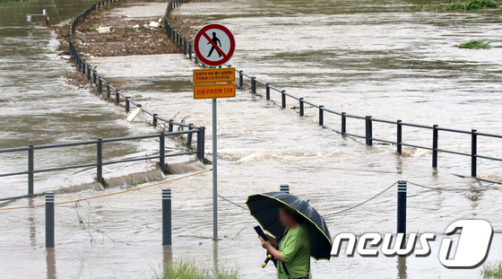 충청권에 폭우가 쏟아진 10일 대전 유성천의 하천보행도가 물에 잠겨 있다. 2022.8.10/뉴스1 © News1 김기태 기자