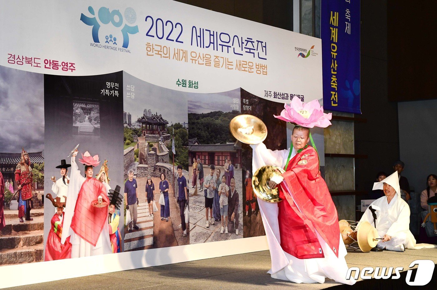 본문 이미지 - 10일 안무가 안은미가 현대무용극 '기특기특'의 하이라이트 장면을 세계유산축전 간담회에서 선보이고 있다. (문화재청 제공)  ⓒ 뉴스1